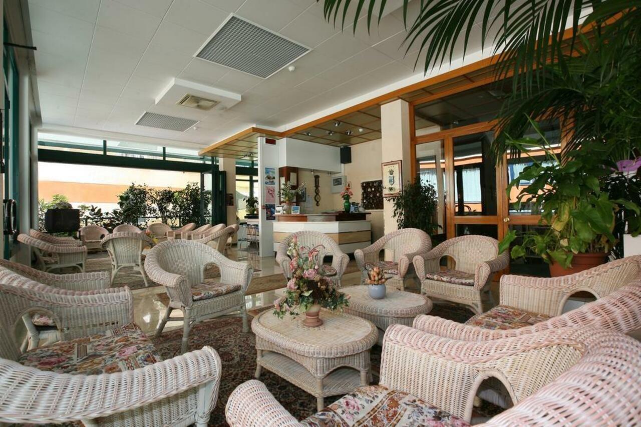 Hotel Chic Cattolica Esterno foto
