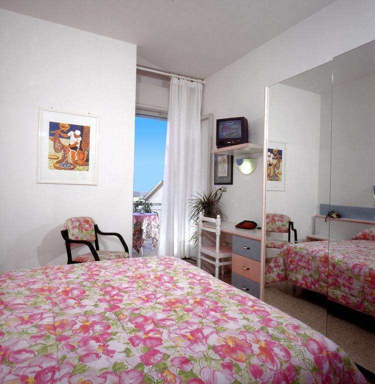 Hotel Chic Cattolica Esterno foto