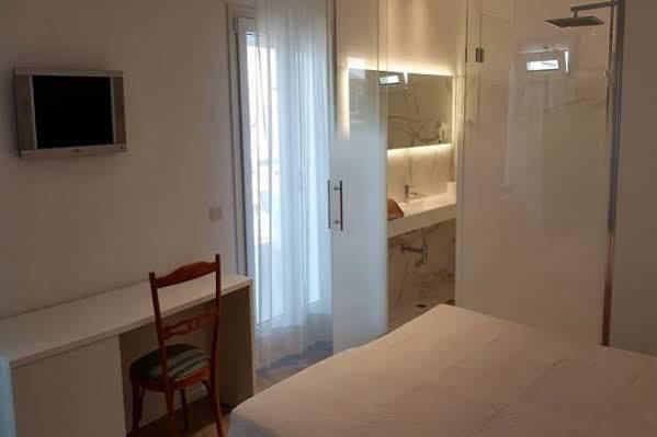 Hotel Chic Cattolica Esterno foto