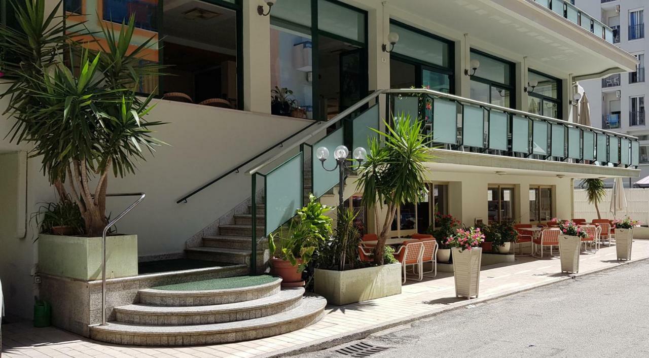 Hotel Chic Cattolica Esterno foto